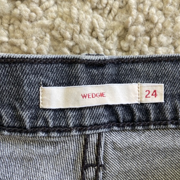 Levi’s women’s black wedgie 24, excellent condition. Denim jeans. - Picture 2 of 5